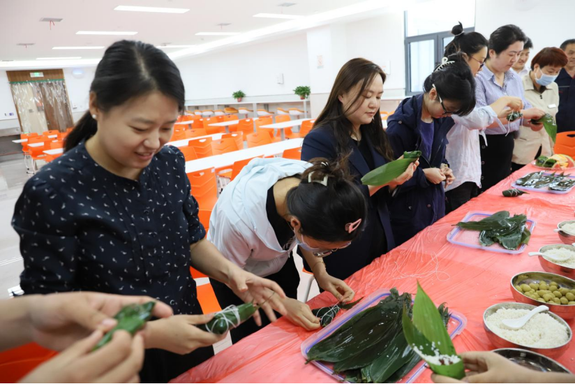 濃濃端午情 關(guān)愛暖人心——陜西直升機(jī)產(chǎn)業(yè)發(fā)展園開展端午節(jié)體驗(yàn)、慰問系列活動(dòng)
